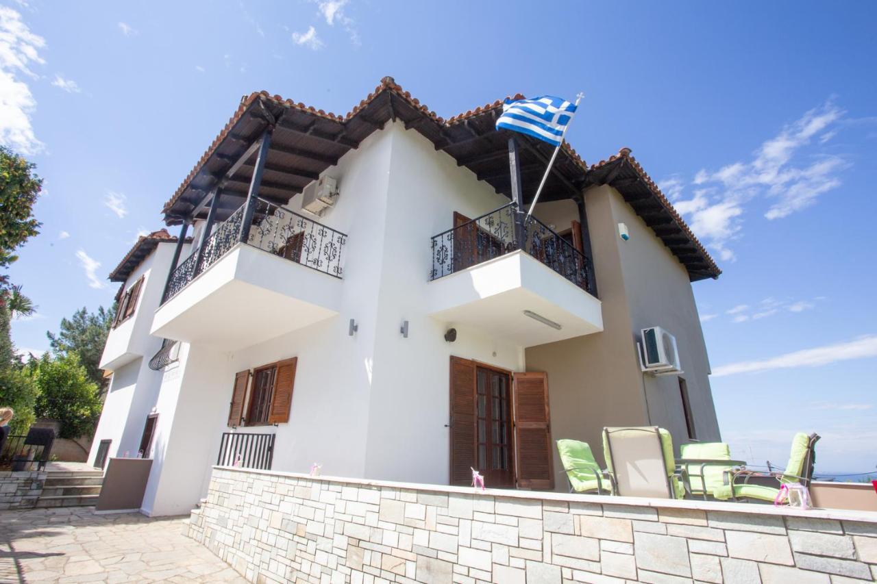 Τraditional Fully Detached Villa On A Luxurious Hillock Of Thessaloniki With Its Own Garden Also For Family & Wedding Gatherings For 10 To 25 People Only 15 Minutes From Airport Zewnętrze zdjęcie