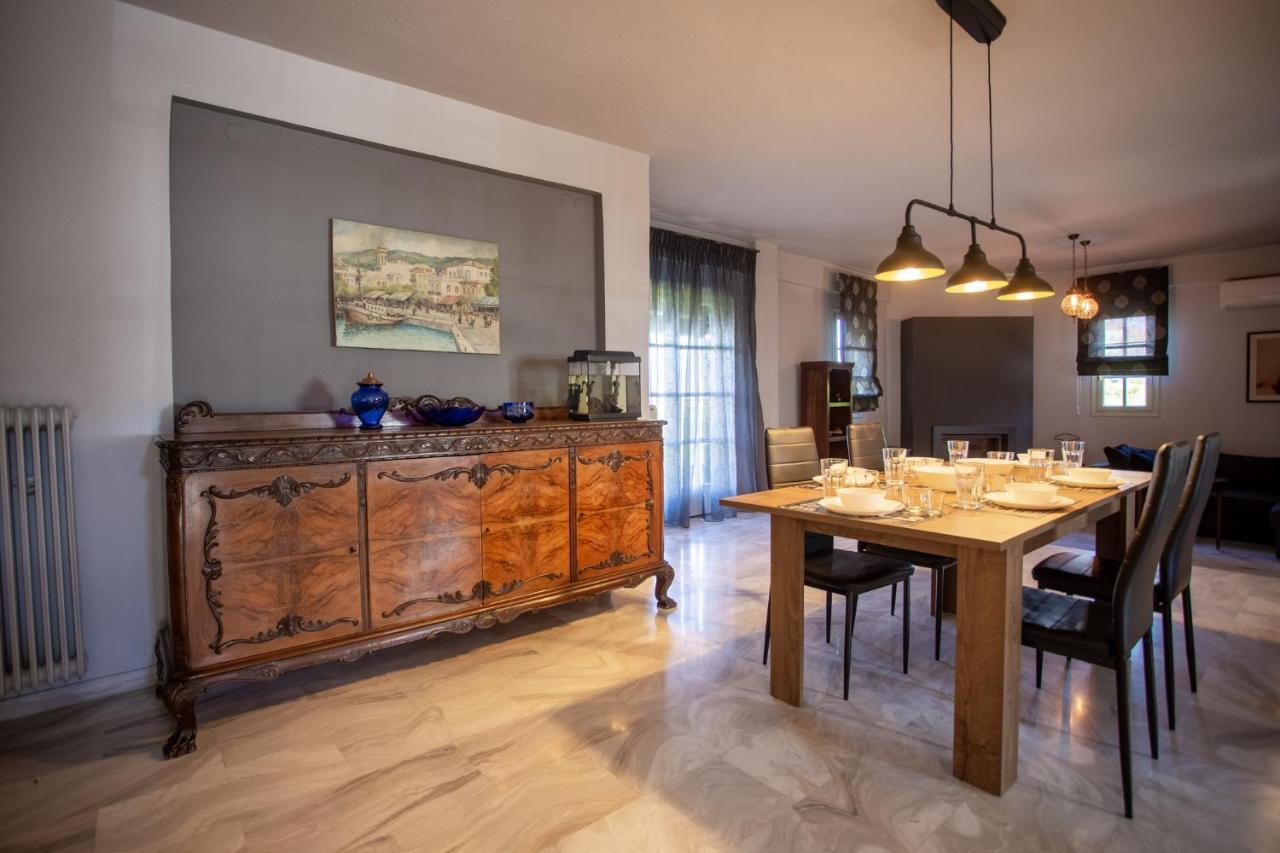 Τraditional Fully Detached Villa On A Luxurious Hillock Of Thessaloniki With Its Own Garden Also For Family & Wedding Gatherings For 10 To 25 People Only 15 Minutes From Airport Zewnętrze zdjęcie